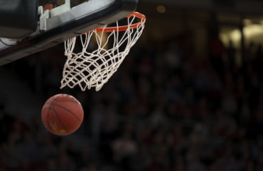 NBA篮球季后赛激烈对抗画面 - 球员扣篮瞬间